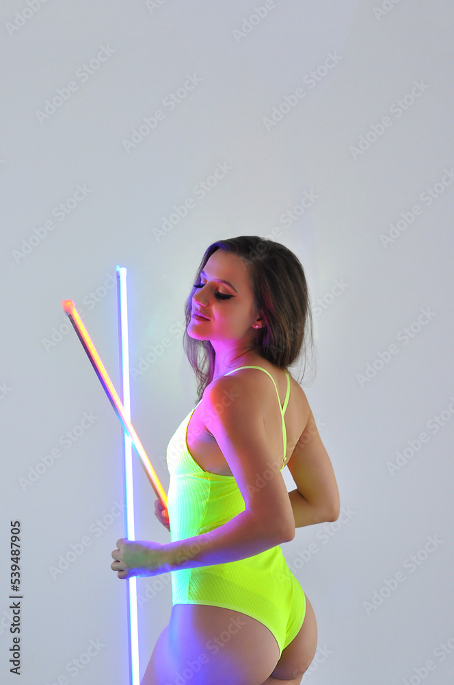bela mulher cores neon expressão corporal fashion music luzes bela mulher cores neon expressão corporal fashion music luzes
