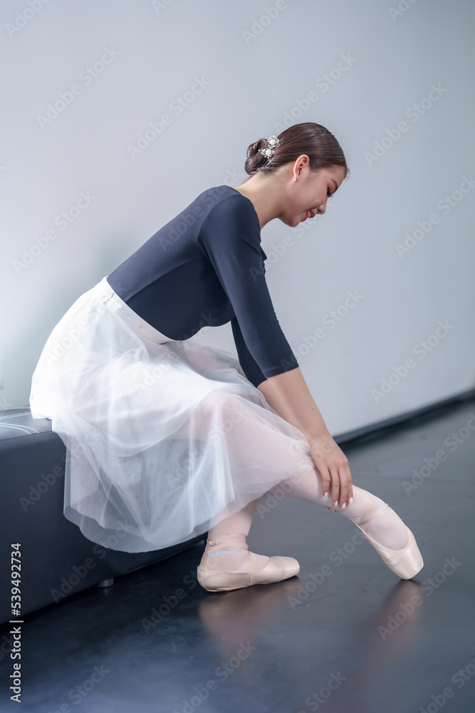 Naklejka premium Female ballet dancers rehearse in ballet classes, they practice dancing, they are professional theater actors.
