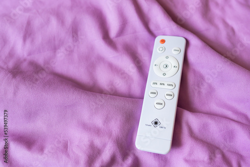 Foto The remote control that controls the light on the ceiling, the chandelier is LED