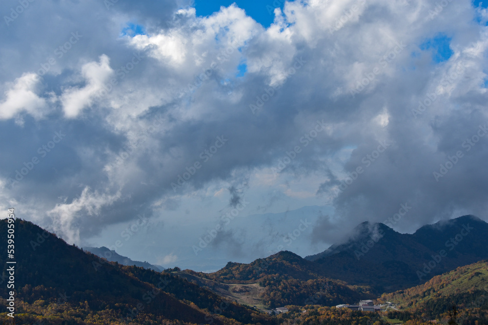 Fototapeta premium 志賀高原 夕方の光が差し込む幻想的な山々
