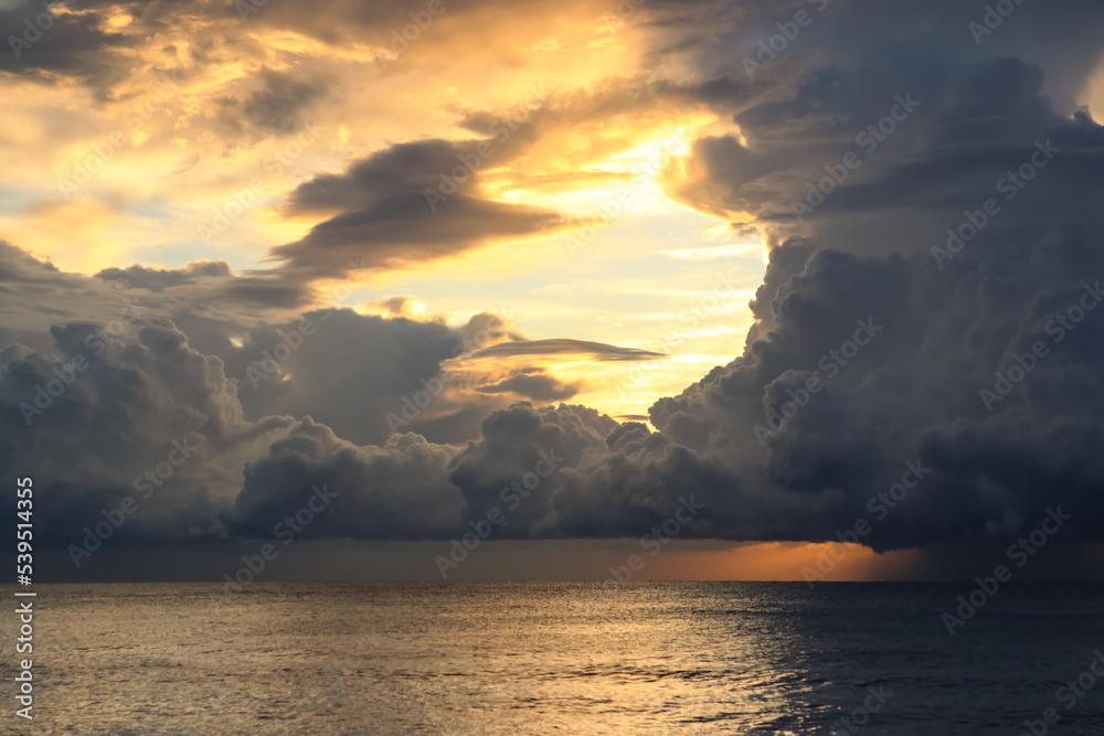 Espectaculares nubes sobre el mar al amanecer