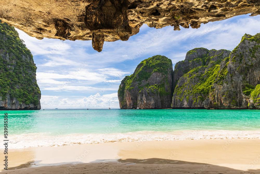 Fototapeta premium beautiful of the the beach, Ma Ya bay, Phi Phi island krabi province Thailand.
