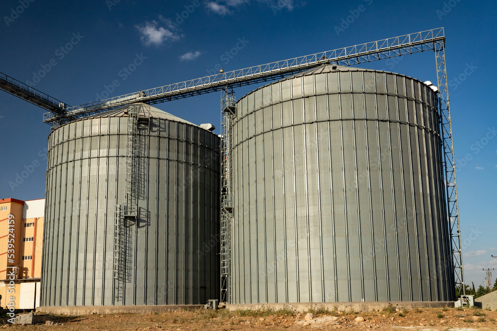 Obraz premium Agricultural silo for grain storage and processing facilities.