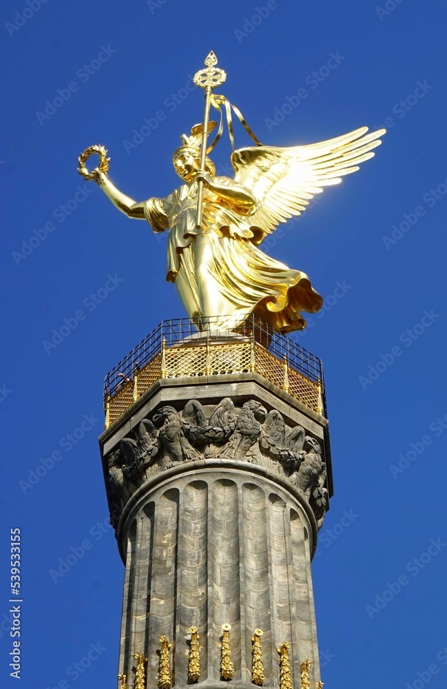 Fototapeta premium statue of a lion