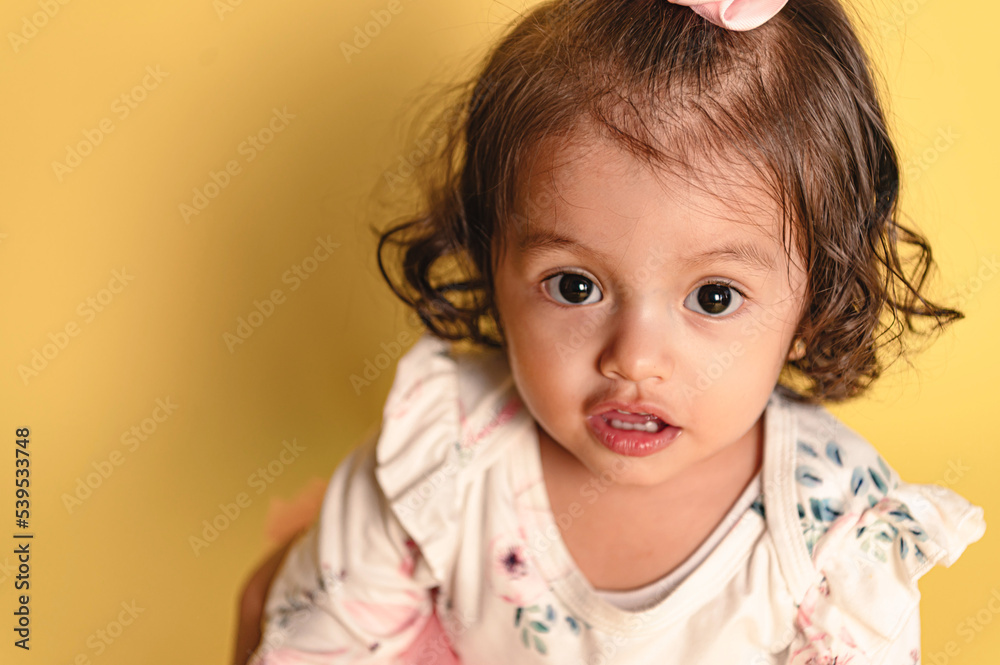 retrato de pequeña niña latina retrato de pequeña niña latina