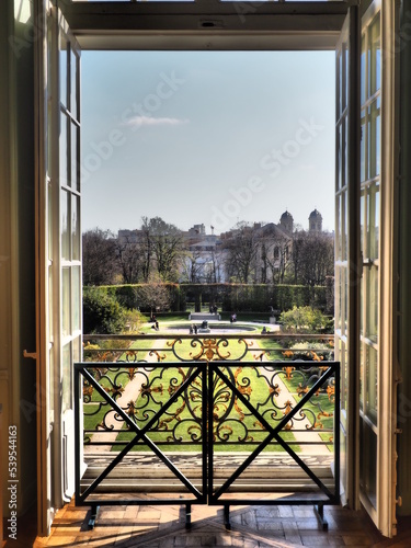 Une fenêtre ouverte dur un parc à Paris en France