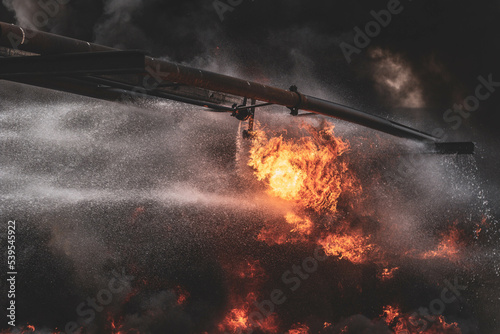 Benzin brennt, Pipeline brand Gefahr, Feuerwehr löschen