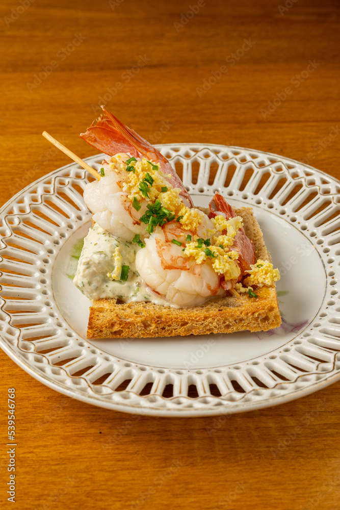 Pincho de langostinos y huevo, comida española Pincho de langostinos y huevo, comida española