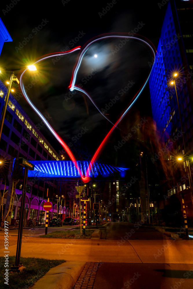 Obraz premium night city street with neon light heart shape