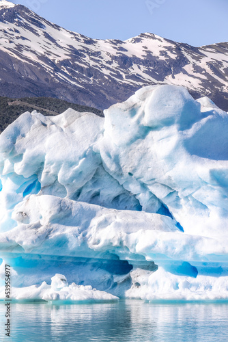 Témpano de hielo en lago argentino
