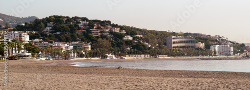 rozległa plaża z budynkami na drugim planie 