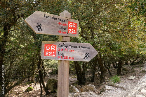 Hinweisschilder und Wegweiser bei der Wanderung auf Mallorca durch das Tramuntana Gebirge auf dem Fernwanderweg GR 221 Ruta de Pedra en Sec. Richtung Lluc und Cuber Stausee photo