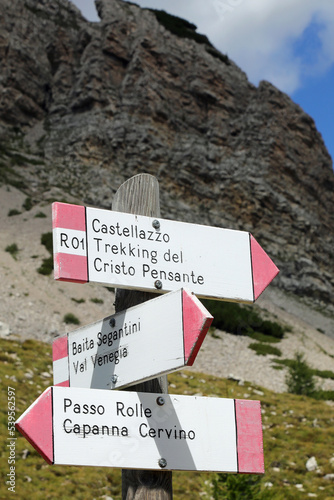 arrows in the mountain path to indicate the Italian locations on the European Alps