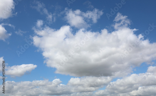 Fototapeta Naklejka Na Ścianę i Meble -  blue background with high white clouds on a spring day