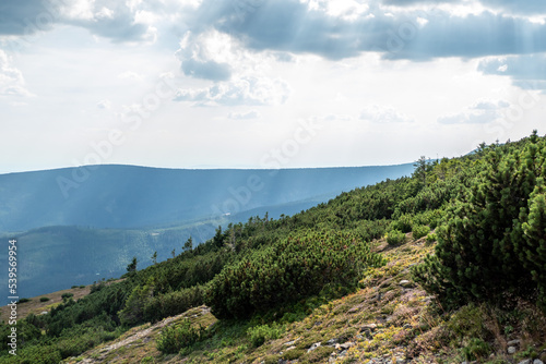 widok na okolicę z góry Śnieżka, Karkonosze, strona Czeska, Czechy