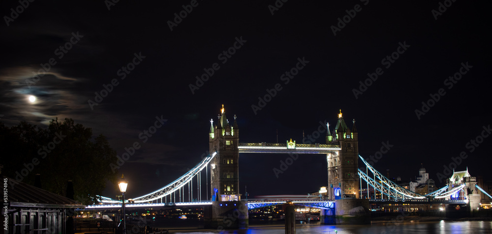 Obraz premium tower bridge at night city