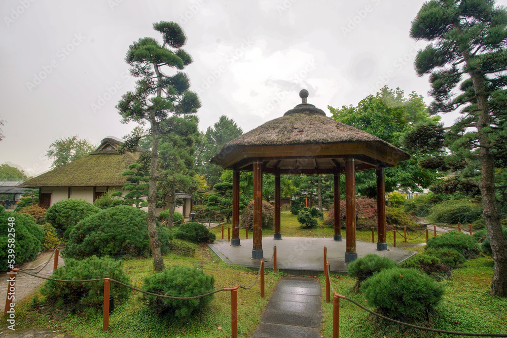 It's a little rainy in the Japanese garden in Hamburg - a gazebo with a thatched roof