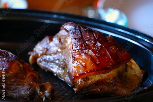 Fotografie Scenic view of deliciously grilled meat served on a black pan