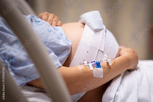 Canvas Print A pregnant woman having contractions, waiting to give birth in the hospital