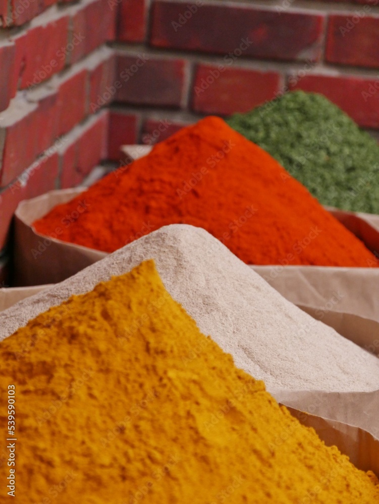 Gewürzberge in Lagerhalle in Säcken