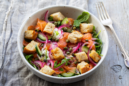 Salad with smoked salmon, pickled onions and croutons