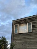 空と一軒家の窓