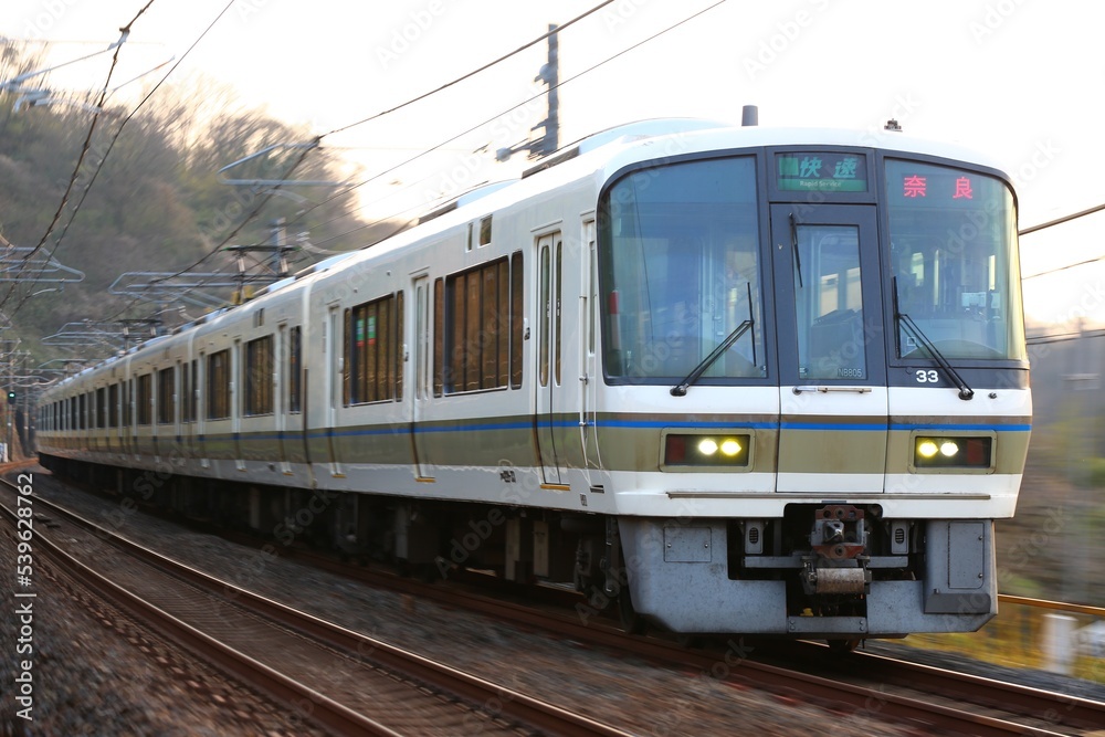 通勤電車 JR西日本221系