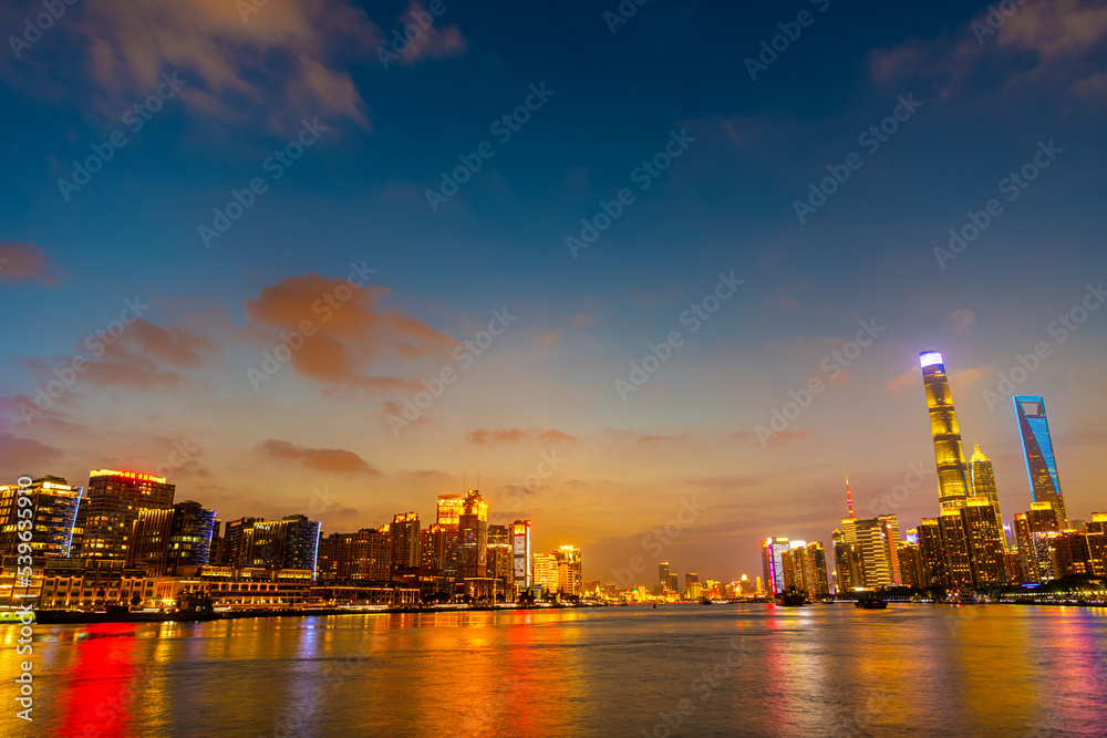 Fototapeta premium 大都会の夕暮れ