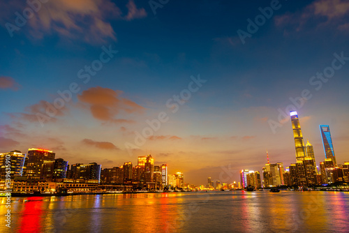 大都会の夕暮れ