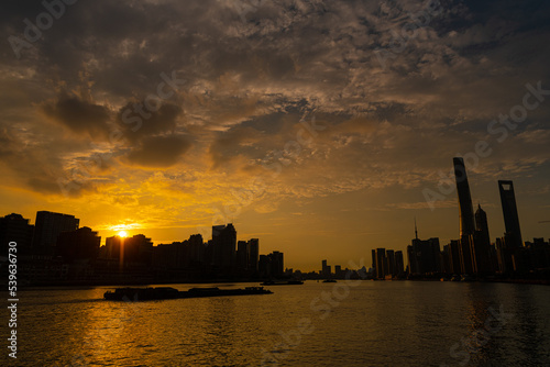 大都会の夕暮れ