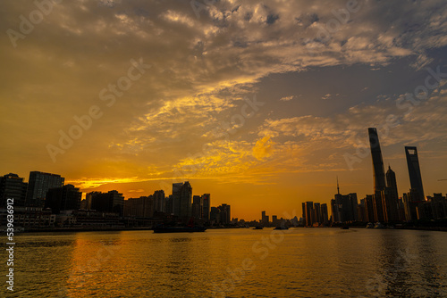 大都会の夕暮れ