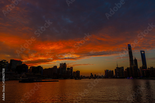 大都会の夕暮れ