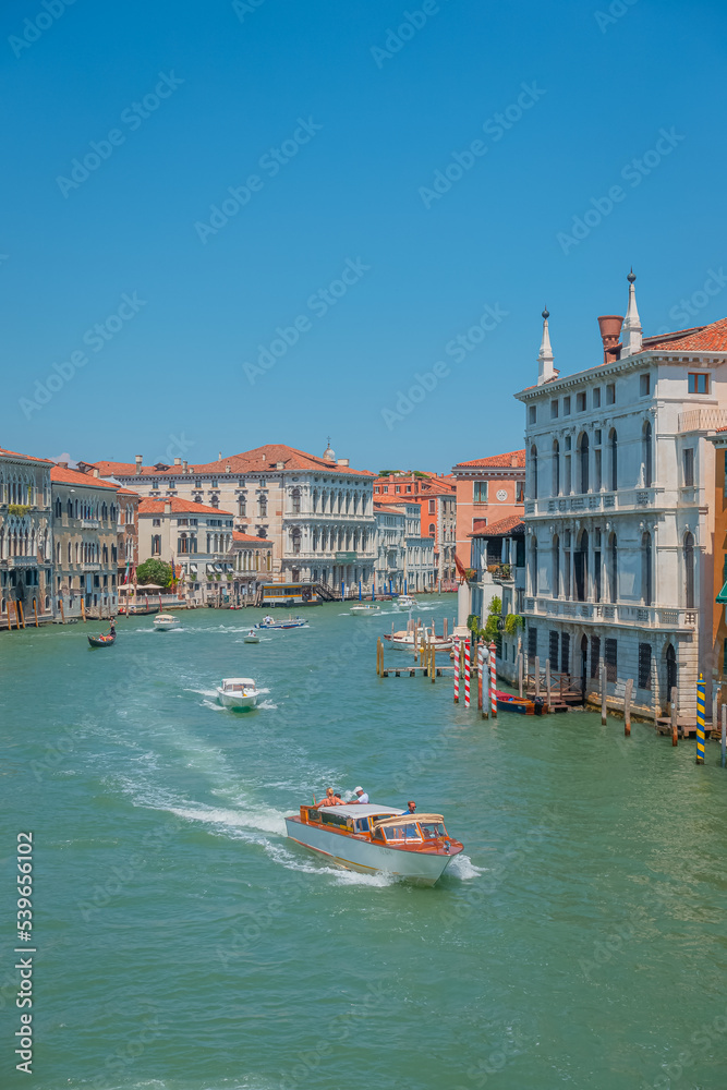 Obraz premium Le canal de Venise vu depuis le pont de l'académie. 