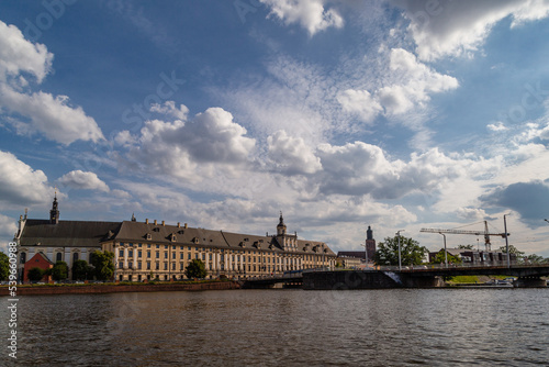 Widok na budynek Uniwersytetu Wrocławskiego i rzekę Odrę. 