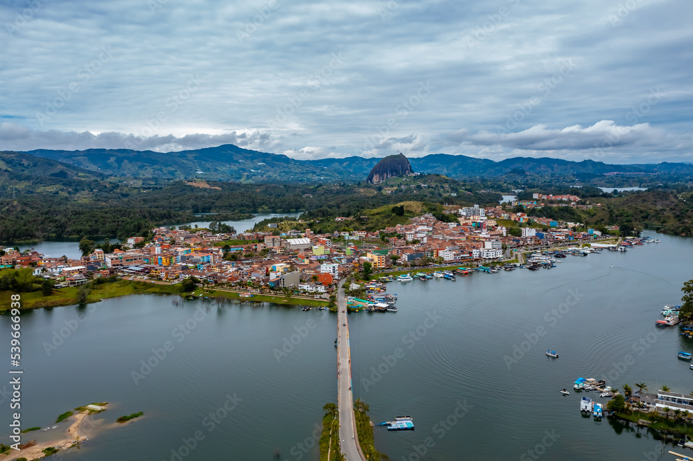 Guatapé aus der Luft: Ein atemberaubender Blick auf eine wunderschöne Landschaft