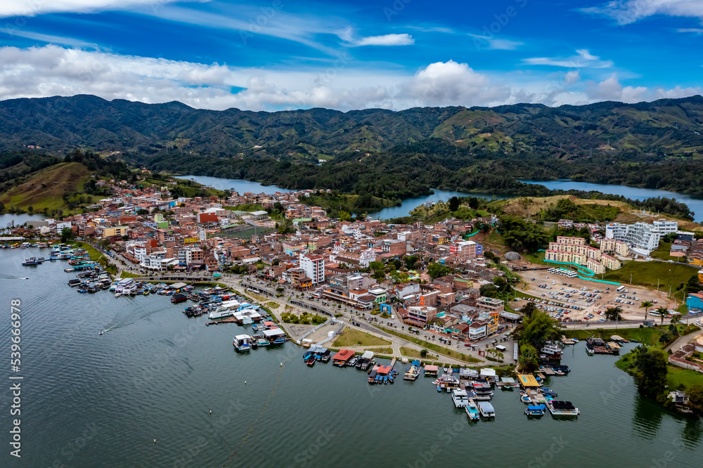 Guatapé aus der Luft: Ein atemberaubender Blick auf eine wunderschöne Landschaft
