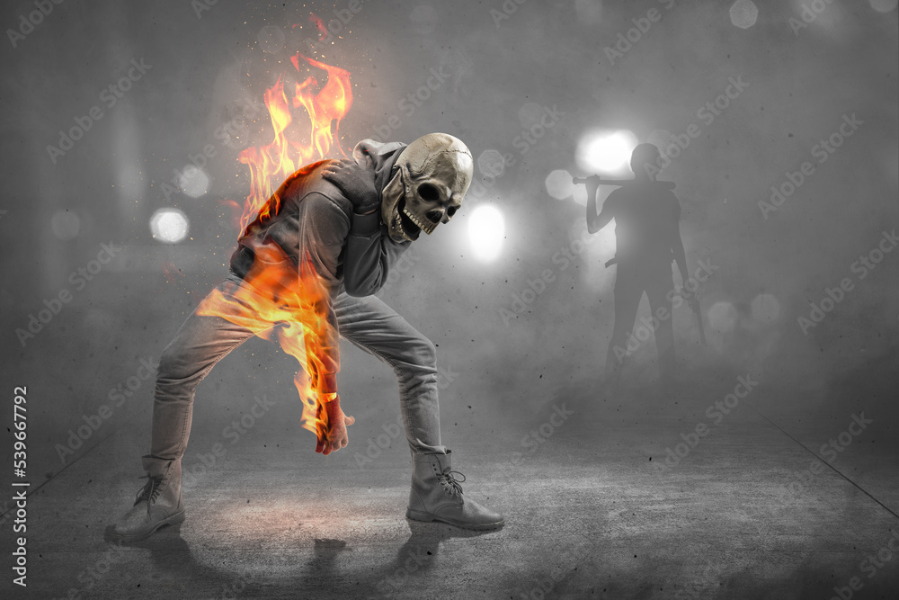 Naklejka premium Man with a skull head costume on fire
