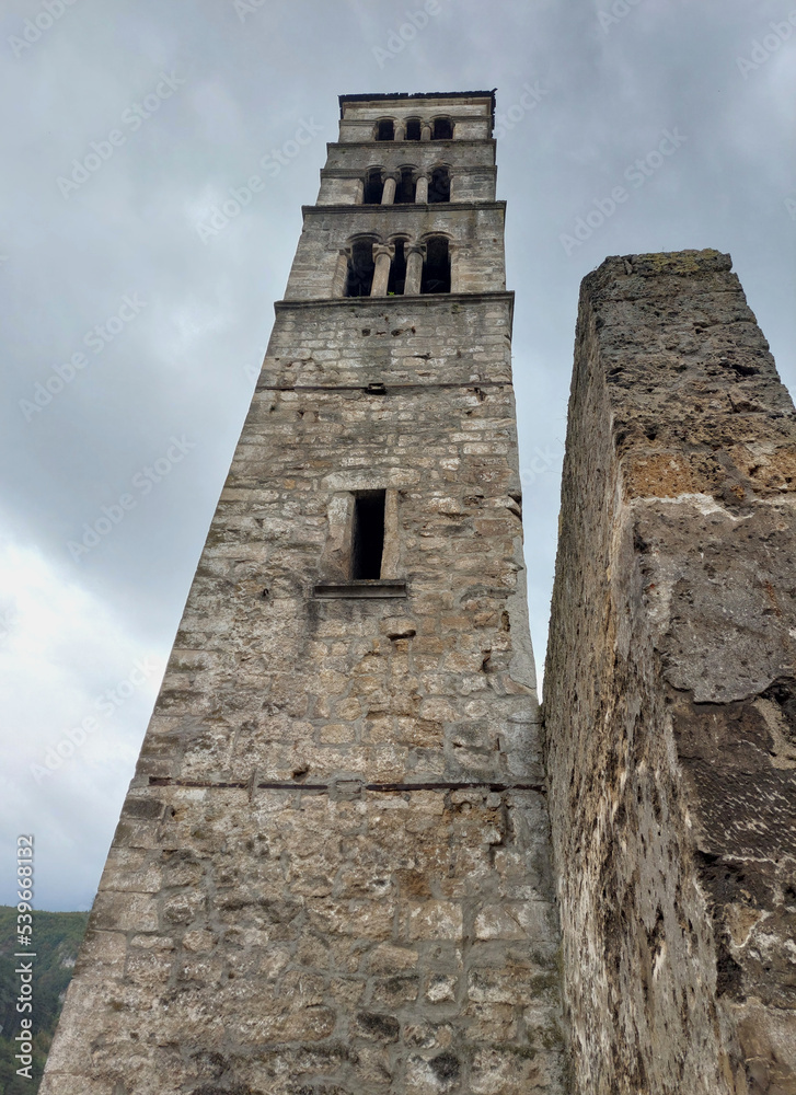 Bośnia i Hercegowina miasto Jajce ruiny starego kościoła