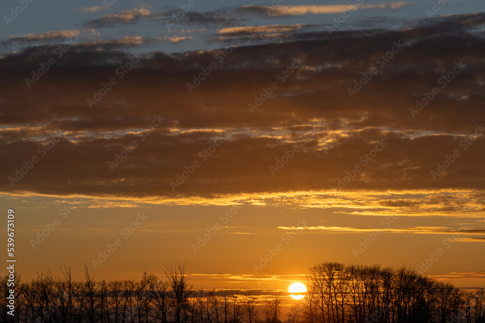 Fototapeta premium the setting sun sinks below the horizon.