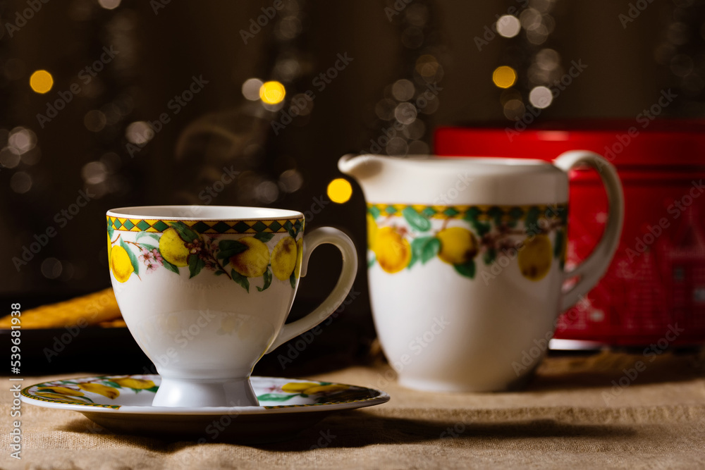 Sirviendo el te en taza de ceramica en navidad