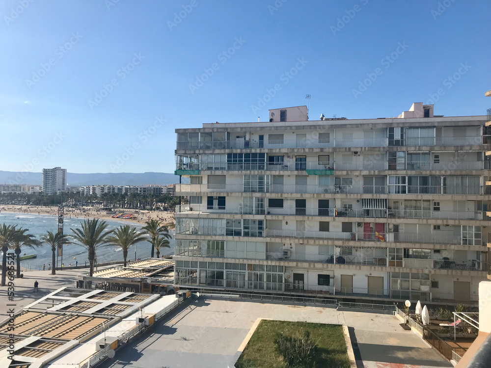 Obraz premium Salou, Spain, June 2019 - A tall building in a city