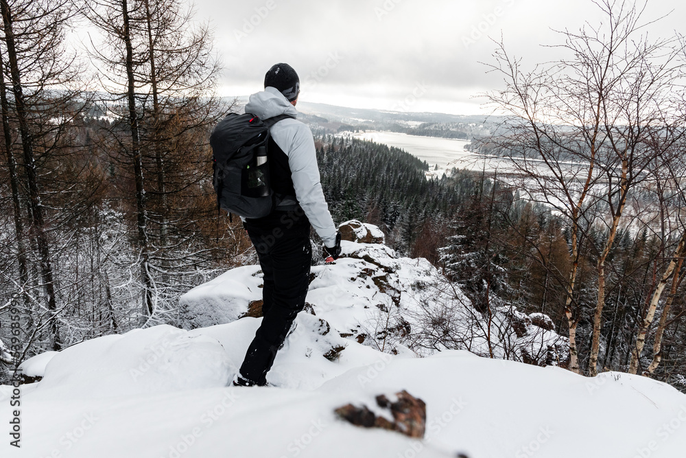 Person beim  Wandern im Winter auf einem Aussichtspunkt
