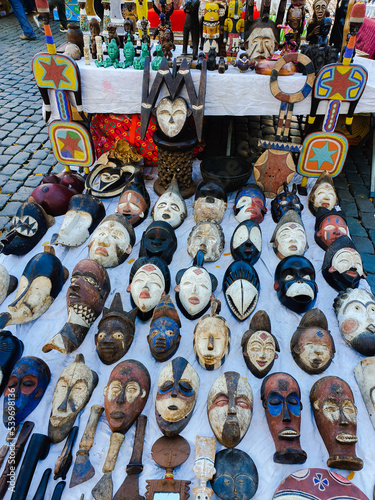Verkauf afrikanischer Masken auf dem Place du Jeu de Balle in Br  ssel