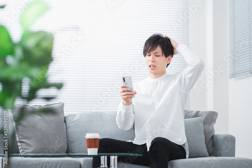 スマホを持つ男性のイメージ