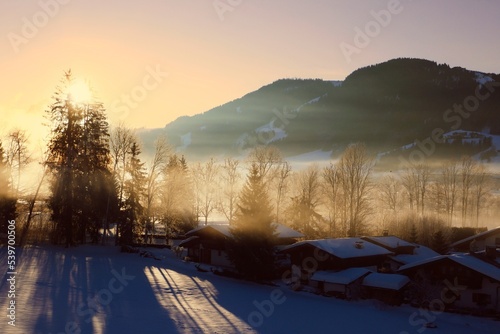 winterlicher Sonnenaufgang mit Nebel
