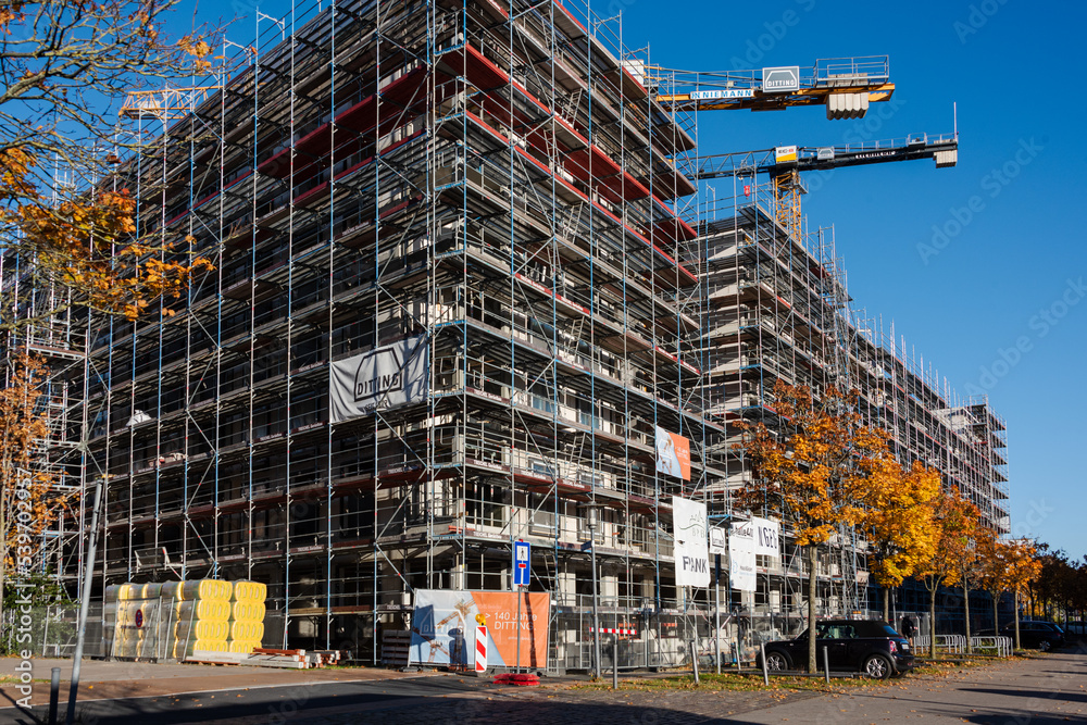Eingerüsteter Neubau eine Wohn- und Geschäftshauses im Kieler Hafen