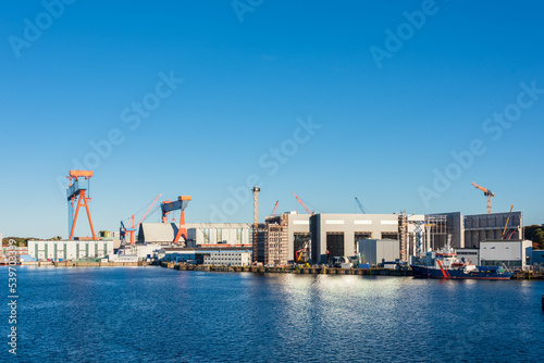 Die neuen Uboots Produktionshallen von ThyssenKrupp verändern die  Hafenskyline von Kiel