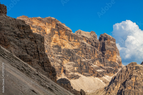 wysokie skały Dolomity panorama górska słoneczny letni dzień