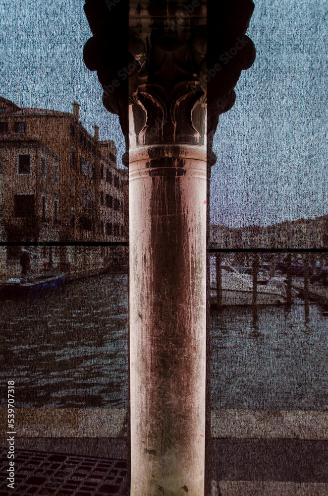 Fototapeta premium Una colonna del mercato del pesce di Rialto a Venezia con le tende rosse ai lati che mostrano il Canal Grande in trasparenza