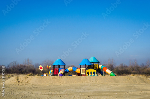 Un colorato parco giochi per bambini, chiuso per la stagione invernale, sulla spiaggia di Punta Sabbioni a Venezia photo